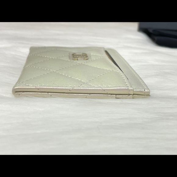[SOLD] Chanel Ivory Iridescent Quilted Card Holder - Picture 8 of 15